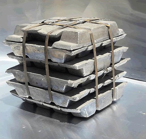 Lingote de plomo refinado comercializado por Llorens Metals